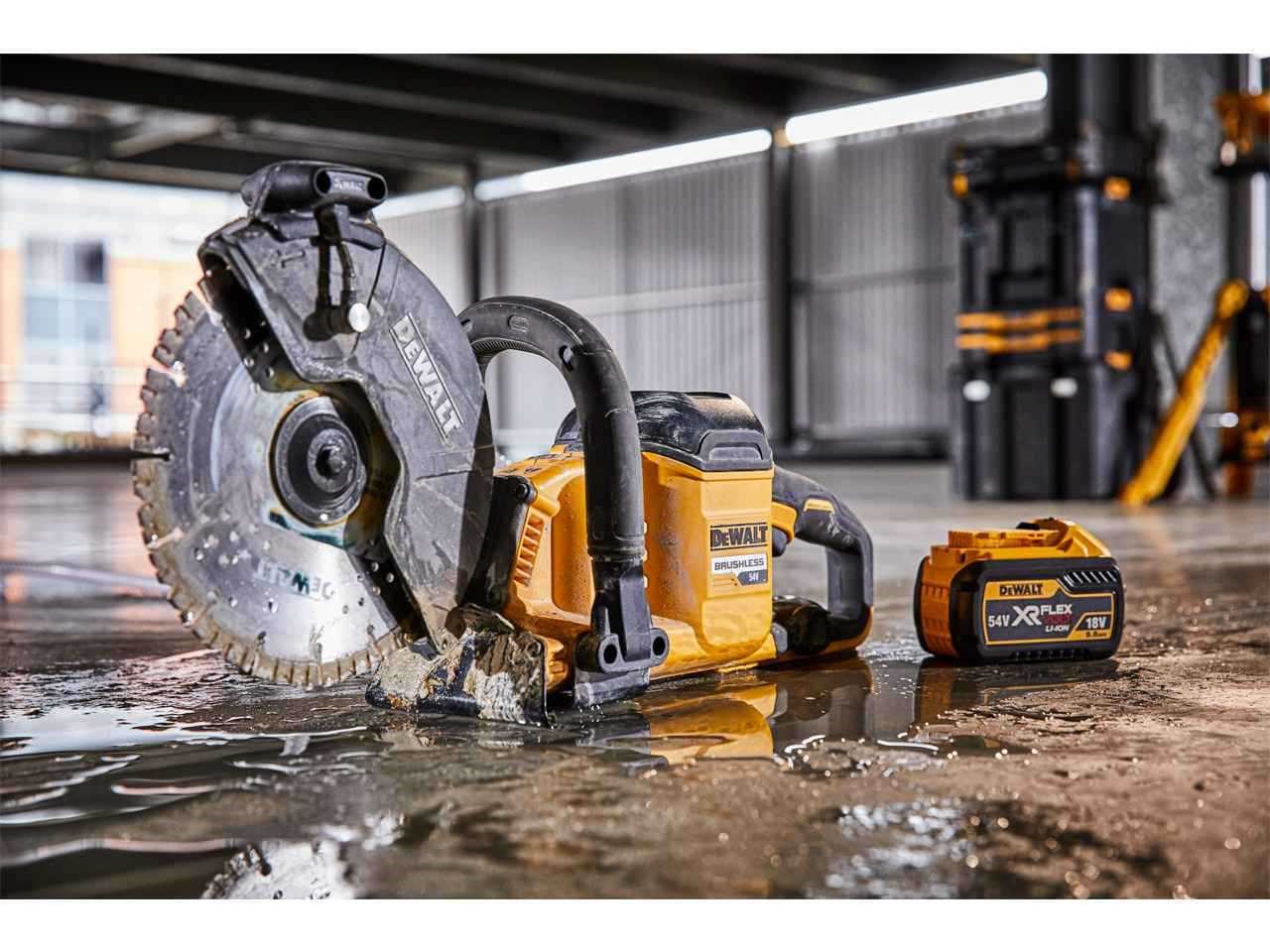 DeWalt DCS690X2-GB 54V XR 2x9Ah Li-ion 230mm FlexVolt Cut Off Saw Kit